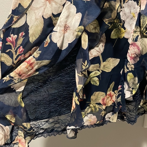 ALICE + OLIVIA Moody Floral Silk & Lace Skirt. Size 4 - Picture 8 of 11